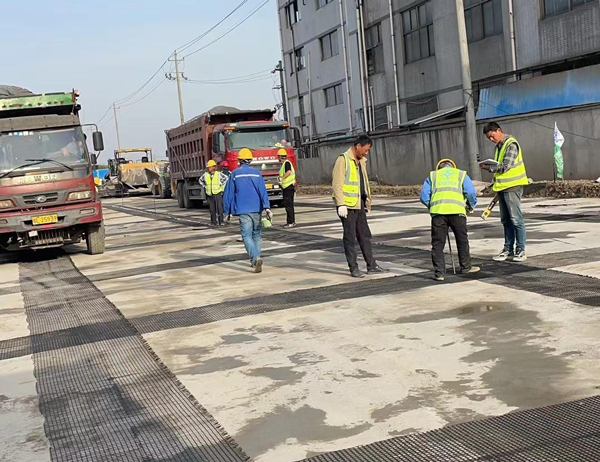 惠山老材料的新故事：玻璃纤维土工格栅如何在‘白改黑’浪潮中重获新生？